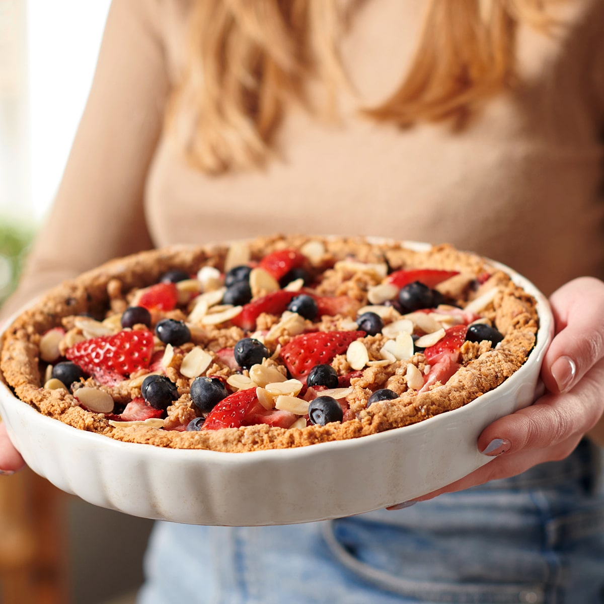 Tarta na owsiankowym spodzie z pastą orzechową i truskawkami